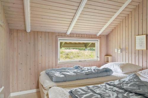 two beds in a room with a window at 0153-Romo-Julianehab-5 in Høm