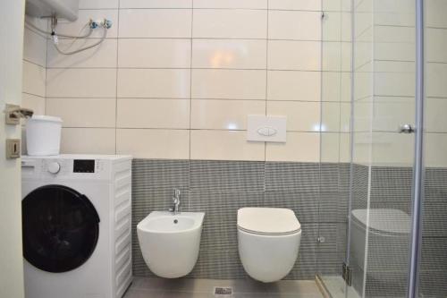 a bathroom with a toilet and a sink at Garden apartment in Vala Mar in Hamallë