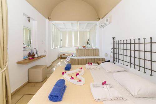 Letto o letti in una camera di Antinea Suites Hotel & Spa