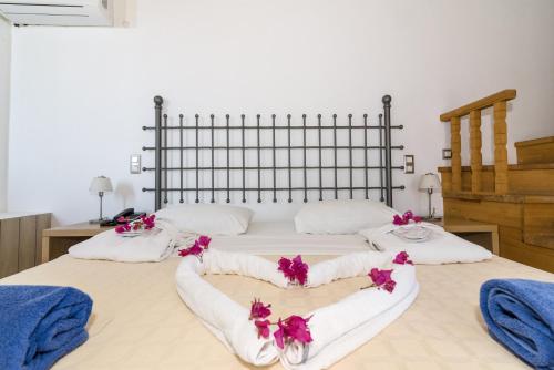 Letto o letti in una camera di Antinea Suites Hotel & Spa
