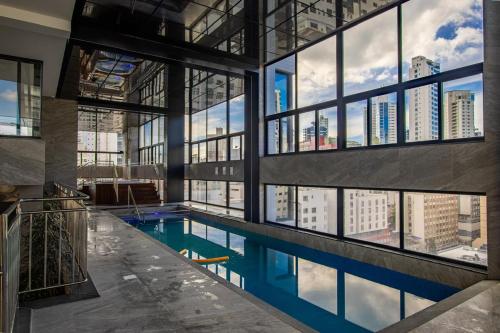 バウネアーリオ・コンボリウーにあるHotel das Américasの街の景色を望む建物内のプール