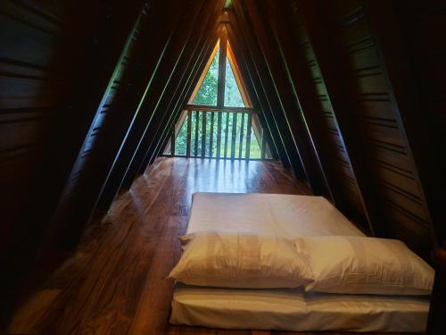 a bed in a room with a window at Velya cabana in Belihuloya