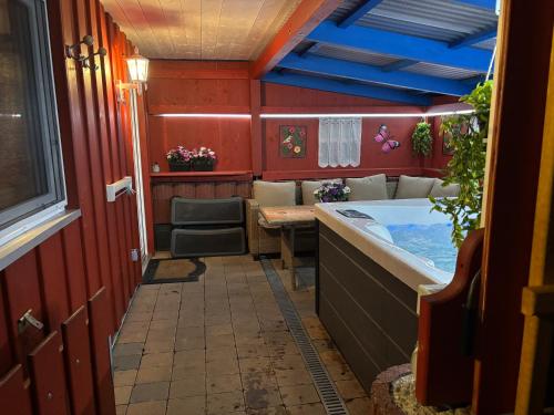 a bathroom with a tub and a table and chairs at Ferienhaus Spielburg in Altötting
