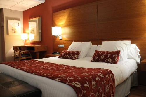 Кровать или кровати в номере Hotel Restaurante El Tollo