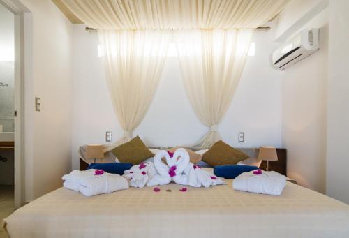 Letto o letti in una camera di Antinea Suites Hotel & Spa