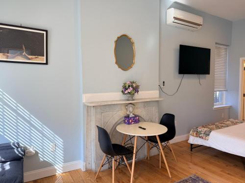 a room with a bed and a table and chairs at Bright Private Apartment in University City Walk to Drexel&Near UPenn in Philadelphia