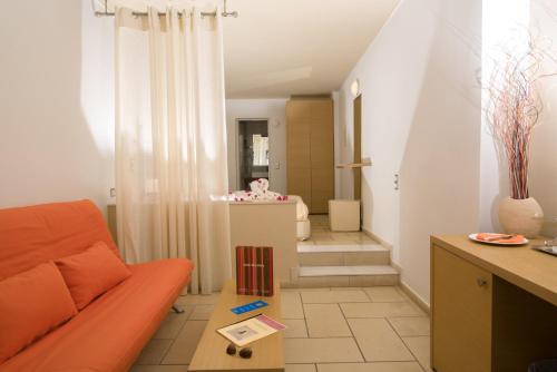 Area soggiorno di Antinea Suites Hotel & Spa