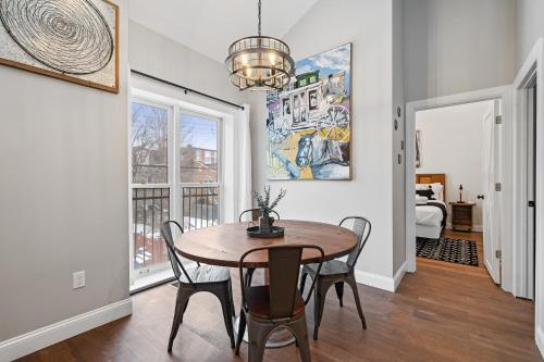 a dining room with a table and chairs at Luxurious Design Easy Access to Downtown Pittsburgh Sleeps 4 in Pittsburgh