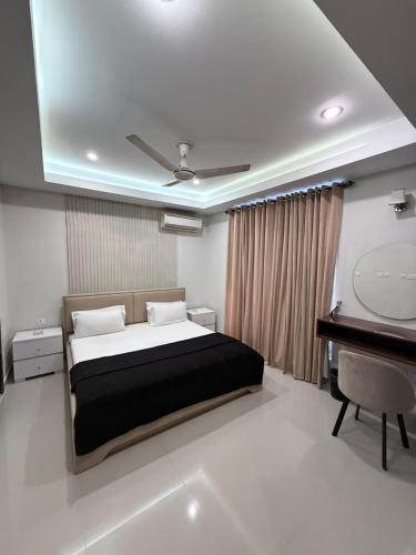 Llit o llits en una habitació de Executive Apartment