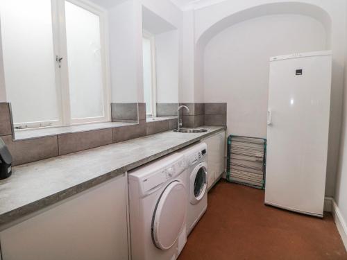 a kitchen with a washing machine and a sink at Abraham in Matlock