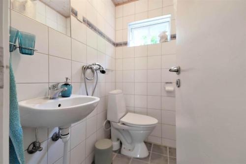 a bathroom with a sink and a toilet at 16664-Farevejle-Klinteborgvej-7 in Fårevejle