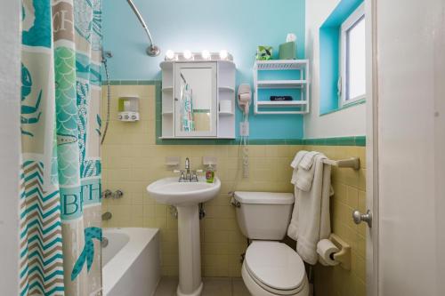 a bathroom with a toilet and a sink and a tub at Bahama Beach Club Pompano - Fort Lauderdale - Charming and Cozy Studios & Apartments close to Beach with heated Pool in Pompano Beach
