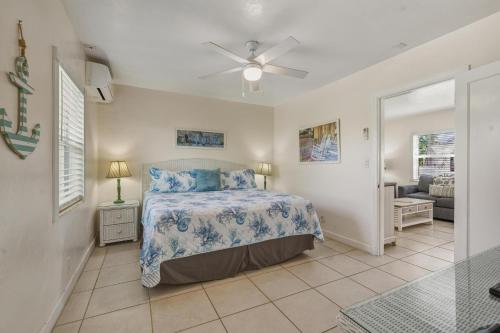 a bedroom with a bed and a ceiling fan at Bahama Beach Club Pompano - Fort Lauderdale - Charming and Cozy Studios & Apartments close to Beach with heated Pool in Pompano Beach