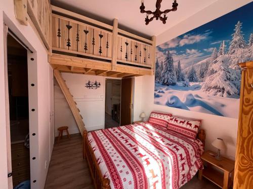 a bedroom with a bunk bed with a snow scene on the wall at Les Roitelets "MONTAGNARD" - Appartement T2 avec Mezzanine - Thème Montagne - Entièrement NEUF - Classé 3 étoiles - Proche Centre-ville & Thermes - Ménage et Linge de maison INCLUS in La Bourboule