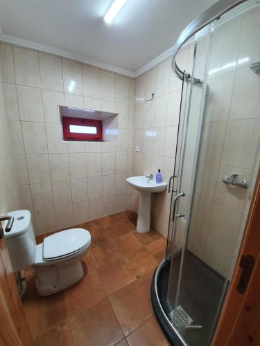 a bathroom with a toilet and a sink at Casas do Lourenço in São Roque do Pico
