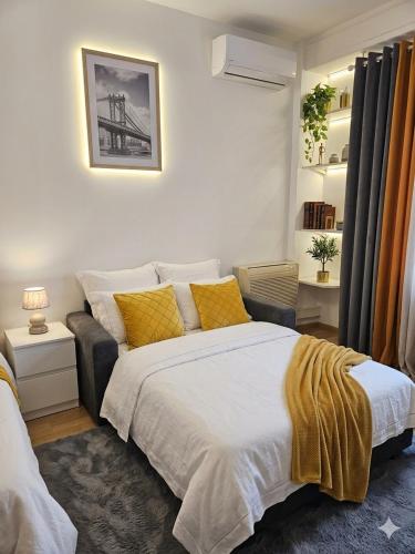 a bedroom with a bed and a couch at Studio Bulle de Rêve à deux pas du Port in Nice