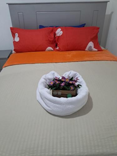 a room with a bed with a white towel around a bed at Mario Aparta Estudio in San Felipe de Puerto Plata