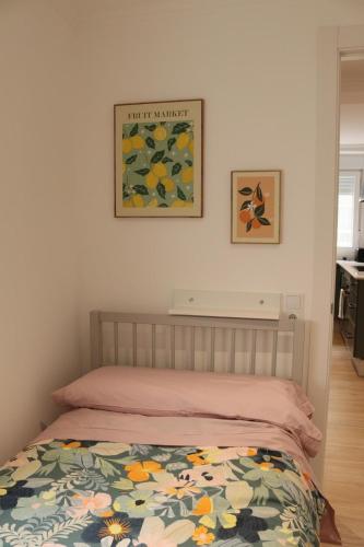 a bedroom with a bed with a colorful blanket at Pretodomar3 in A Coruña