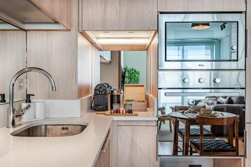a kitchen with a sink and a counter top at Nest Collection El Golf in Santiago