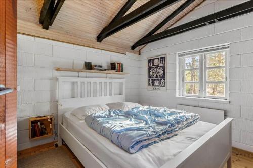 a bedroom with a large bed in a room at LF722-Hurup-Thy-Haettemagevej-22 in Sindrup