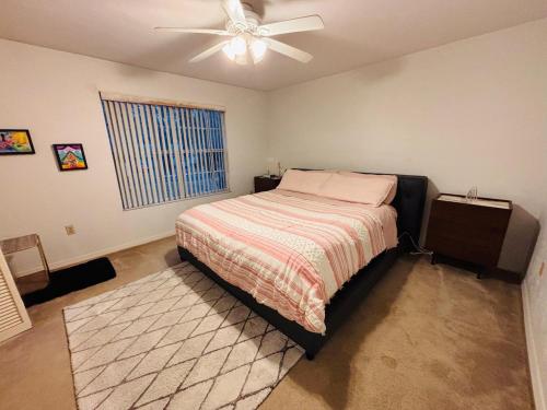 a bedroom with a bed and a ceiling fan at Townhouse 2 bed 2 bath neat and comfy in Gainesville