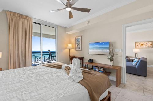 sypialnia z łóżkiem i widokiem na ocean w obiekcie Azure 504 w mieście Fort Walton Beach