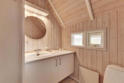 a bathroom with a sink and a mirror at BV102-Blavand-Nordslugen-6 in Blåvand