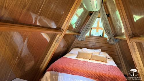 a small room with a bed in a tiny house at Refúgio em Gramado | cabana c/ hidromassagem in Gramado