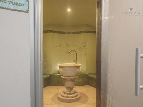 a bathroom with a toilet in a room at Gaarten Hotel Benessere Spa by Kleos Group Collection in Gallio