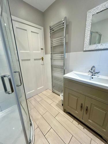 a bathroom with a sink and a shower at Bright 3 bed House,FREE parking,Garden,nr seafront in Brighton & Hove