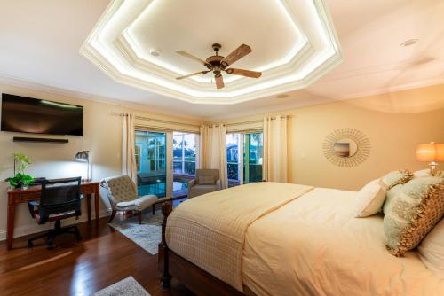a bedroom with a bed and a ceiling fan at Villa Hibiscus-Waterfront-Free Heated Pool-Dock-Bikes-Other Amenities in Punta Gorda