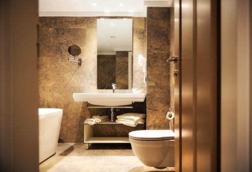 A bathroom at Mondial Hotel