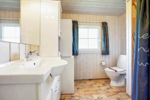 a bathroom with a white sink and a toilet at BV162-Blavand-Kollemarken-31 in Blåvand