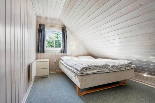 a small bedroom with a bed in a room at BV162-Blavand-Kollemarken-31 in Blåvand