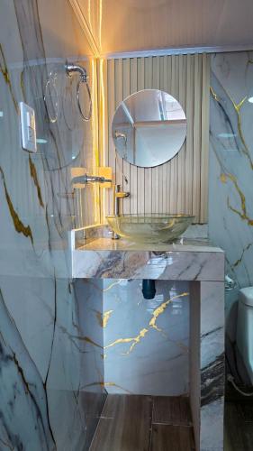 a bathroom with a glass sink and a mirror at Santorini Barú in Playa Blanca