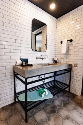a bathroom with a sink and a mirror at Cardedeu Express Hotel in San Salvador