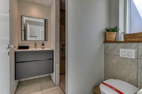 a bathroom with a sink and a mirror at BV234-Blavand-Pouls-Bjerge-14 in Blåvand