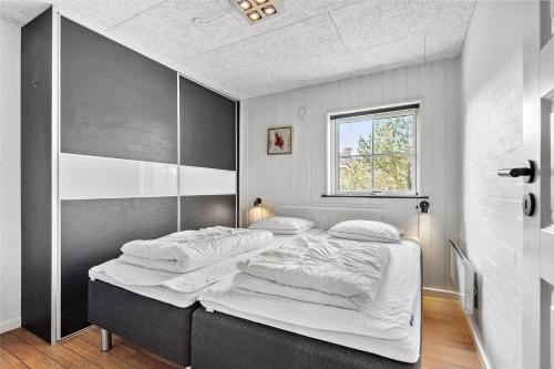 a bedroom with two beds and a window at BV185-Blavand-Degnevangen-5 in Blåvand