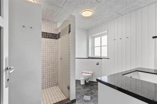 a bathroom with a tub and a toilet and a sink at BV185-Blavand-Degnevangen-5 in Blåvand