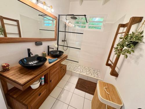 a bathroom with two sinks and a shower at Villa Eli -6pers- piscine in Petit-Bourg