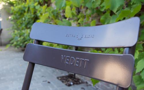 a black bench with the words violetitt on it at Oud Gemeentehuis in Poelkapelle