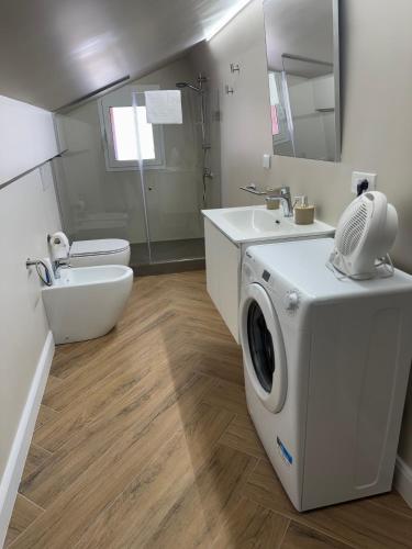 a bathroom with a washer and a washing machine at La Casa di Vale in Ventimiglia