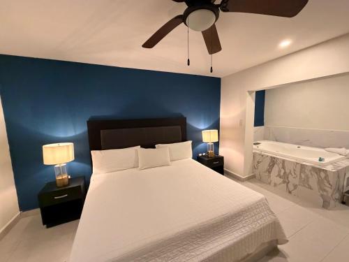 a bedroom with a bed and a bath tub at Hotel Casa 20 in León