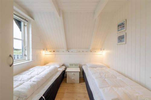 a room with two beds and a window at 207-Ringkobing-Nordso-Ferievej-27 in Nørre Lyngvig