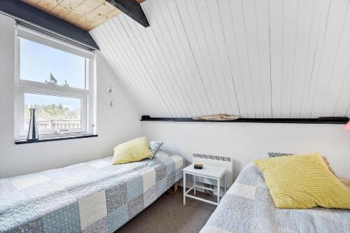 two beds in a room with a window at 273-Ringkobing-Nordso-Ferievej-28 in Nørre Lyngvig