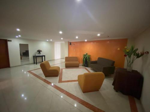 eine Lobby mit Sofas und Stühlen in einem Gebäude in der Unterkunft Hotel Nova Real in Ibagué