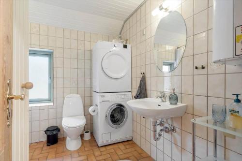 a bathroom with a washing machine and a sink at 113-Ringkobing-Ahornalle-16 in Nørby