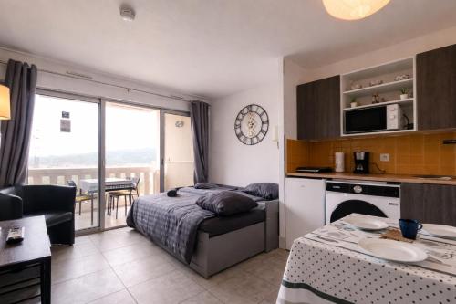 Stunning Sea View - Balcony - 2min to Beach - AC - WIFI - Pool