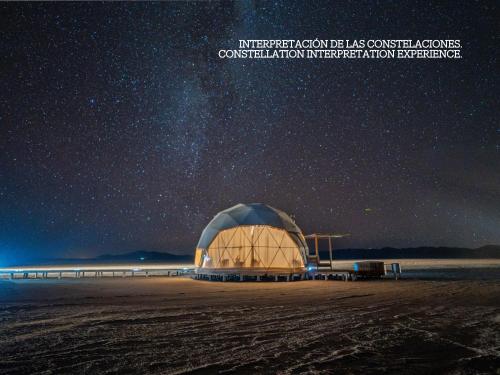 a domed building on a beach under a starry sky at Salinas Grandes Jujuy - Pristine Luxury Camp in Salinas Grandes