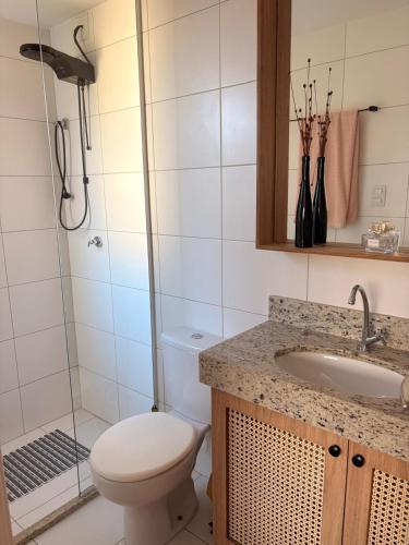 a bathroom with a toilet and a sink and a shower at Chalé de Luxo com Piscina em Barra dos Coqueiros, Sergipe in Barra dos Coqueiros